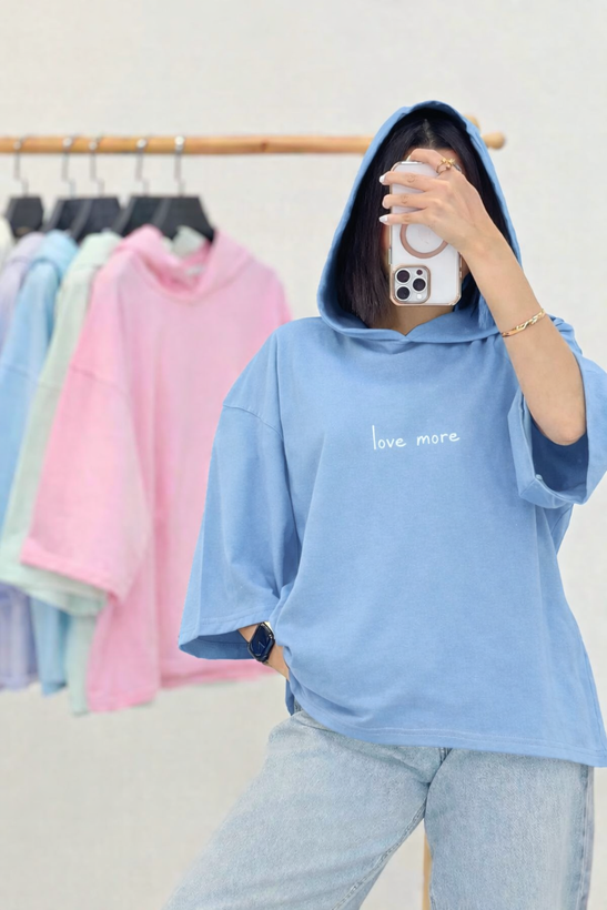 تیشرت کلاهدار طرح Love More - نمای نزدیک از بافت و جنس پارچه