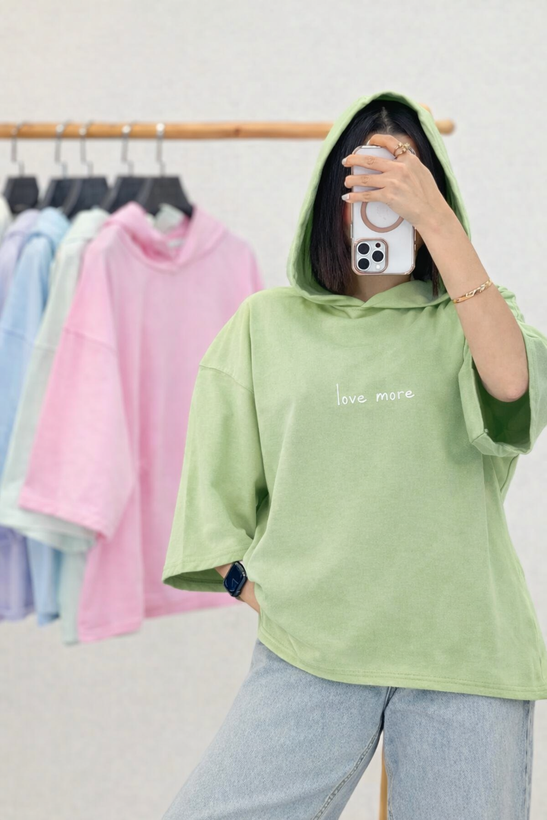 تیشرت کلاهدار طرح Love More - زاویه جانبی برای نمایش برش و قواره