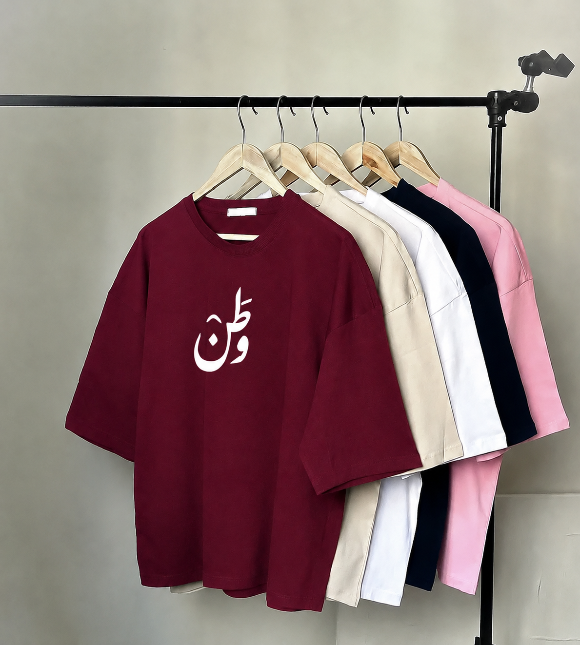 تیشرت باکسی طرح وطن - رنگ اصلی محصول زیر نور روز