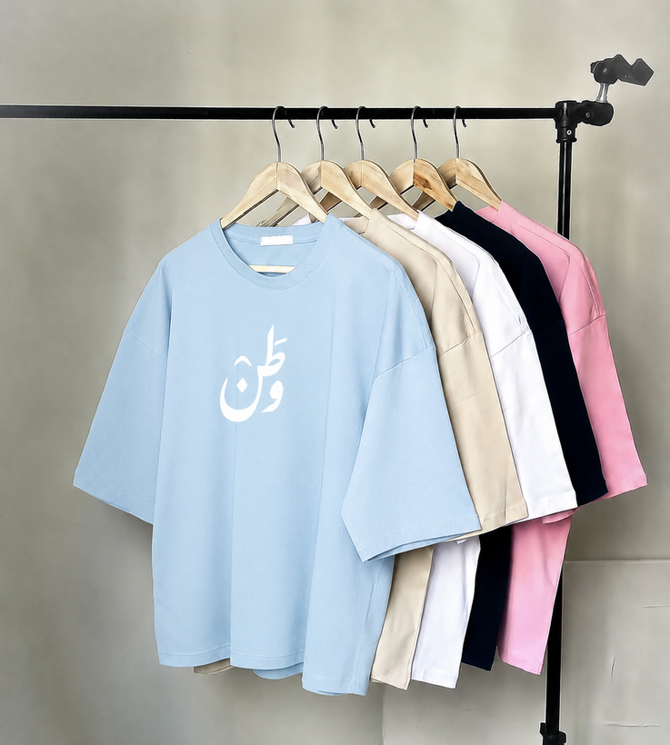 تیشرت باکسی طرح وطن - نمای کامل مدل روی تن برای نمایش سایز