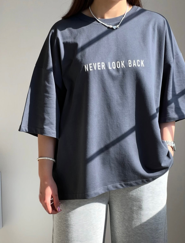 تیشرت باکسی طرح Never Look Back - کیفیت لبهدوزی و اتمامکاری محصول