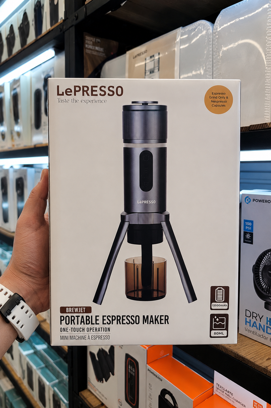 اسپرسوساز قابل حمل لپرسو Brewjet مدل LPPECFFMGY - نمای محصول در حال شارژ یا اتصال