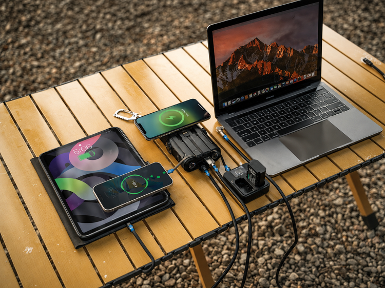پاوربانک خورشیدی پاورولوژی Helio Lux 20000mAh مدل - نمای محصول در حال شارژ یا اتصال