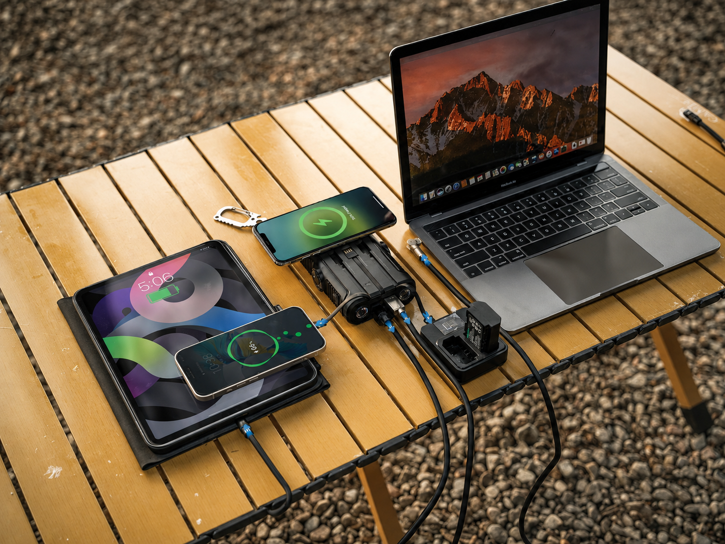 پاوربانک خورشیدی پاورولوژی Helio Lux 20000mAh مدل - نمای محصول در حال شارژ یا اتصال